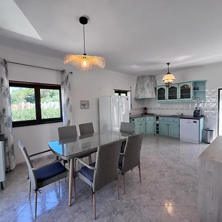 ヴィラ Charming Portuguese With Forested Hill Views