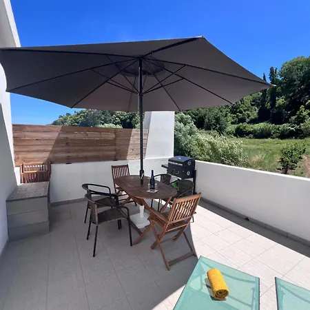 Charming Portuguese With Forested Hill Views ヴィラ