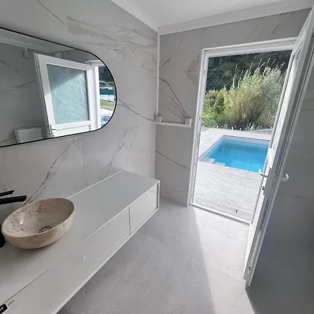 ヴィラ Charming Portuguese With Forested Hill Views